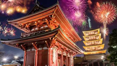 Auf unserer Silvesterreise durch Japan starten wir mit einem bunten Feuerwerk beim Sensoji Tempel in das neue Jahr