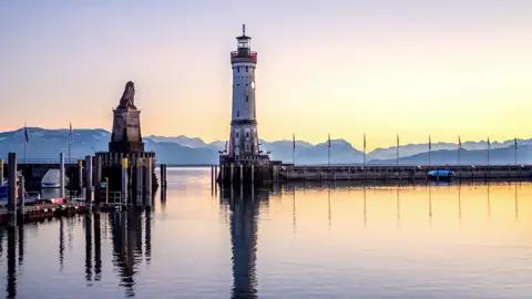 Auf unserer Silvesterreise zum Bodensee werfen wir einen Blick auf den Hafen von Lindau und genießen dort die letzten Sonnenstrahlen und beobachten, wie die Sonne hinter den Bergen verschwindet