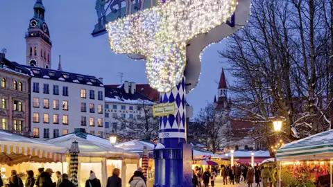 Auf unserer Silvesterreise durch München darf ein Besuch vom Weihnachtsmarkt auf dem berühmten Viktualienmarkt nicht fehlen