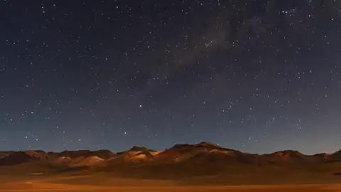 Auf unserer Eventreise nach Chile werden wir einige atemberaubende Sternenhimmel inmitten von Lanschaften zu Gesicht bekommen