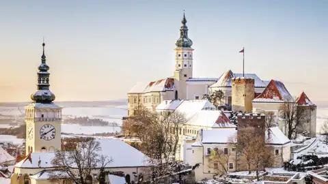 Auf unserer Silvesterreise nach Brünn besichtigen wir das Mikulov Castle in Tschechien. Wenn wir Glück haben, spielt das Wetter mit und der Schnne glitzert auf dem Dach des Schlosses, wo die letzten Sonnenstrahlen langsam hinter verschwinden