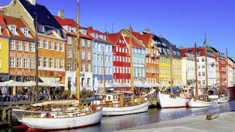 Gemeinsam entdecken wir auf dieser Städtereise nach Kopenhagen die dänische Gelassenheit, wie hier im hübschen Stadtviertel Nyhavn.