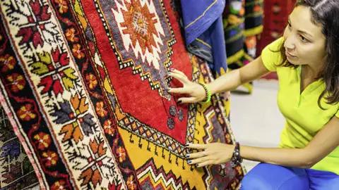 Auf unserer Rundreise mit Studiosus besuchen wir einen lokalen Markt in Istanbul, und können viel verschiedenes Kunsthandwerk bewundern.