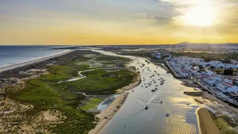 Auf unserer Gruppenreise mit Studiosus genießen wir den Ausblick auf die Lagunenlandschaft Ria Formosa an der Algarve bei Sonnenuntergang.
