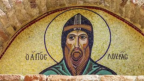 Auf unserer Gruppenreise mit Studiosus bewundern wir das Mosaik des Heiligen Lukas mit Heiligenschein in dem byzantinischen Kloster Hosios Loukas eine kunsthistorische Leistung, die auf der Rundreise besichtigt wird.