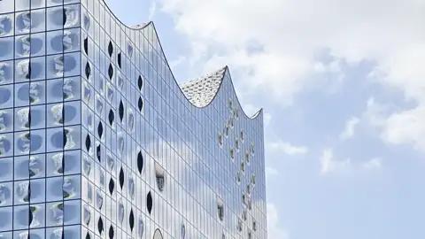 Auf unserer Gruppenreise mit Studiosus bewundern wir diese Nahaufnahme der modernen Architektur der Elbphilharmonie in Hamburg. Ein Highlight jeder Rundreise nach Hamburg.
