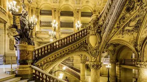 Auf unserer Gruppenreise mit Studiosus bewundern wir die prunkvolle Haupttreppe im Palais Garnier. Ein Highlight jeder Eventreise nach Paris