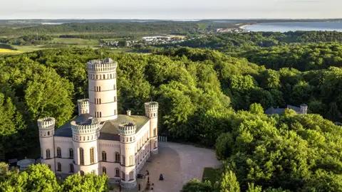 Auf unserer Gruppenreise mit Studiosus bewundern wir das Jagdschloss Granitz auf Rügen, dessen Besichtigung einen weiten Blick über die Insel und die Ostsee ermöglicht.