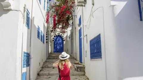 Auf unserer Gruppenreise mit Studiosus endecken wir die charakteristischen Gassen von Sidi Bou Said, mit weiß getünchten Wänden, blauen Fenstern und Türen, was ein Höhepunkt jeder Rundreise ist.