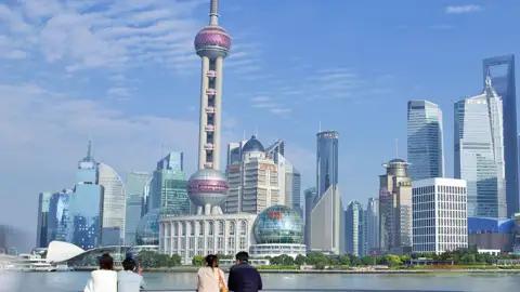 Auf unserer Gruppenreise mit Studiosus machen wir einen Stopp in der Hafenstadt Shanghai und bummeln über die Uferpomendae Bund und genießen den Blick auf die Wolkenkratzer-Skyline von Pudong. Dies ist ein Highlight jeder Rundreise durch China.