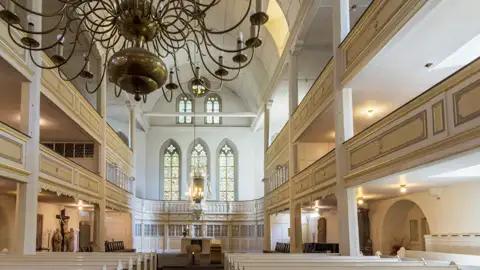 Auf unserer Gruppenreise mit Studiosus bewundern wir den hellenr Innenraum der Bachkirche in Arnstadt mit Blick auf den Altar und die Emporen, ein Highlight unserer Städtereise.