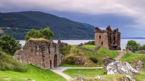 Wenn wir bei unserer gruppenreise mit Studiosus nach Schottland Loch Ness passieren, beflügelt die Legende vom Seeungeheuer unsere Fantasie. Selbst wenn Nessie scheu bleibt, die traumhafte Landschaft zeigt sich gern.