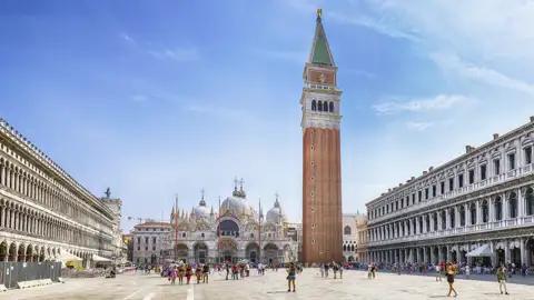 Piazza San Marco in Venedig - Blick auf Basilika und Campanile