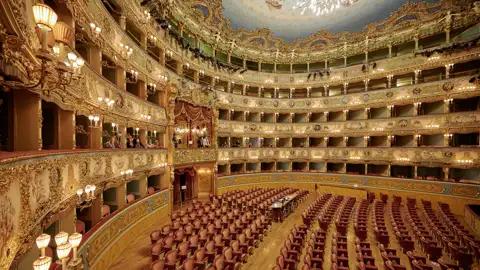 Auf unserer Gruppenreise mit Studiosus  erleben wir den opulenten Innenraum des Teatro La Fenice in Venedig. Ein Highlight der Eventreise sind die goldverzierten Logenränge und die roten Sitze des Opernhauses.
