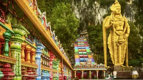 Auf unserer Gruppenreise mit Studiosus besuchen wir die Batu Caves in Malaysia mit der großen, goldenen Statue von Lord Murugan und der langen, bunten Treppe, die zu den Höhlentempeln führt. Ein Highlight jeder Rundreise durch Malaysia.
