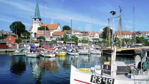 Auf unserer Kreuzfahrt nach Skandinavien besuchen wir Bornholm in Dänenmark. Wir verbringen Zeit in dem malerischen Hafen und genießen den Ausblick.