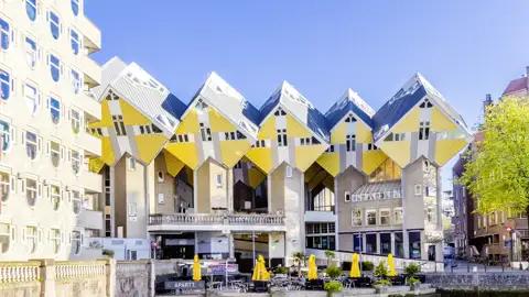 Blick auf die würfelförmige Architektur der gelben Kubushäuser in Rotterdam, ein Highlight der Studienreise in den Niederlanden.