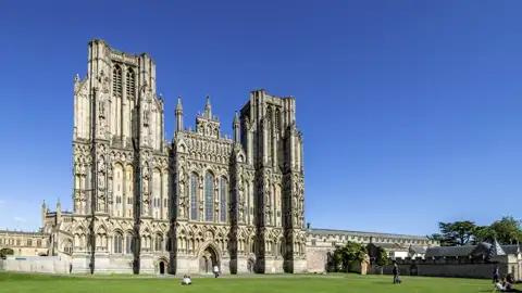 Die figurenreiche Westfassade der gotischen Kathedrale von Wells in England, welche wir auf unserer Rundreise mit Studiosus besuchen.