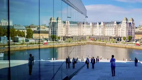 Auf unserer Städtereise nach Oslo erklimmen wir zur Einstimmung das Dach des Operhauses, das einem treibenden Eisberg nachempfunden wurde.