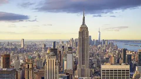 Abendlicher Blick vom Top of the Rock auf das Empire State Building und die Skyline von Süd-Manhattan in New York City, ein toller Asblick auf unserer Eventreise mit Studiosus in die USA.