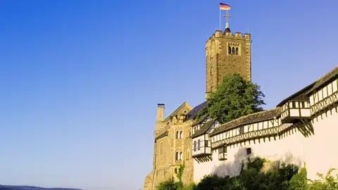 Die imposante Wartburg bei Eisenach, UNESCO-Welterbe, mit ihrem charakteristischen Turm, ein toller Anblick auf unserer Studiosus Gruppenreise nach Thüringen.
