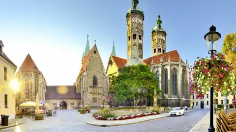 Der Naumburger Dom, ein Höhepunkt der Studienreise auf der Straße der Romanik, bei Sonnenschein auf dem Domplatz.