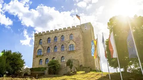 Über das Hambacher Schloß weiß Ihr Studiosus-Reiseleiter Spannendes zu berichten.