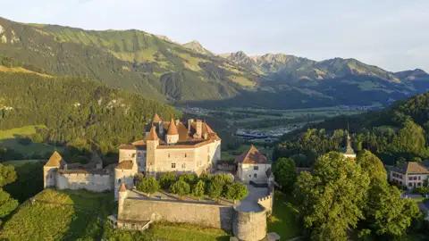 Das mittelalterliche Schloss Gruyères thront auf einem Hügel vor der beeindruckenden Bergkulisse der Freiburger Voralpen, ein Highlight unserer Gruppenreise mit Studiosus.