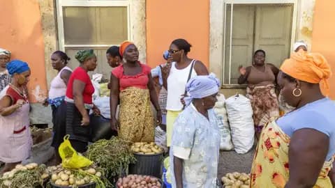 Bei unserer Reise auf die Kapverden spazieren wir über einen Markt in Praia, Die Hauptstadt der Kapverden ist bunt, lebendig und mit unverkennbar afrikanischem Flair.