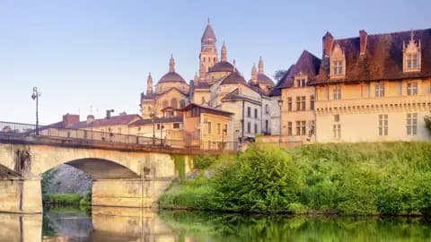 Kathedrale Saint-Front in Périgueux am Fluss Isle.