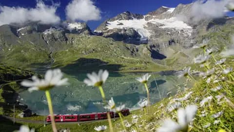 Rhätische Bahn auf einer Bergstrecke.