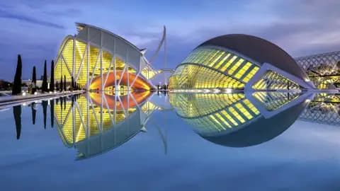 Entdecken Sie auf dieser fünftägigen Städtereise nach Valencia gemeinsam in kleiner Gruppe und mit Studiosus-Reiseleitung die Sehenswürdigkeiten von Valencia, etwa die beleuchteten Gebäude der Stadt der Künste und Wissenschaften in der Dämmerung.