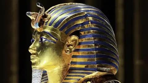 Seitenansicht der goldenen Totenmaske von Tutanchamun im GEM, ein Höhepunkt jeder Studienreise nach Ägypten.