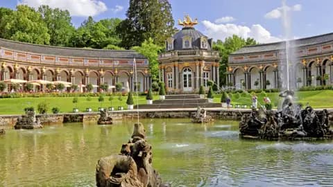 Blick über das Wasserbassin mit Fontänen auf den Sonnentempel und die Orangerie in der Parkanlage Eremitage in Bayreuth, ein Highlight unserer Gruppenreise mit Studiosus.
