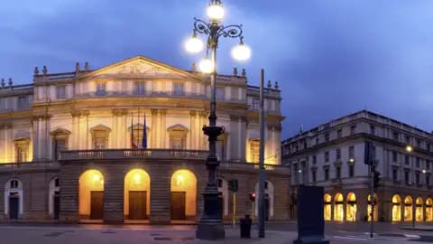 Das weltberühmte Opernhaus Teatro alla Scala in Mailand, stimmungsvoll beleuchtet in der Abenddämmerung, ein Highlight unserer Gruppenreise mit Studiosus nach Italien.
