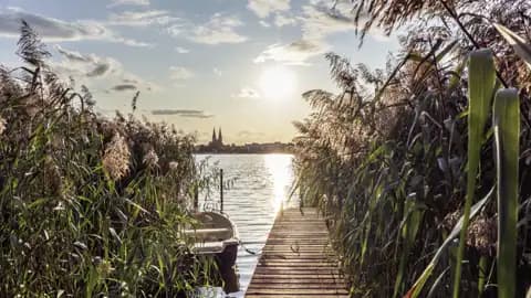 Flüsse und Seen wie hier der Ruppiner See kennzeichnen die Mark Brandenburg. Auf unserer Studienreise freuen wir uns auch über Schiffsfahrten auf der Havel und durch die Ruppiner Schweiz.
