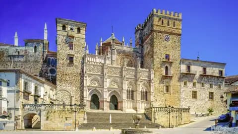 Auf unserer Gruppenreise besuchen wir die prächtige Fassade des Klosters Santa María de Guadalupe, UNESCO-Welterbe in der Extremadura.