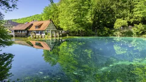 Historische Hammerschmiede als Fachwerkhaus, das Sie auf unserer Gruppenreise ansehen werden.