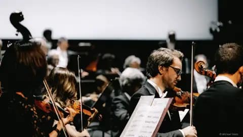 Lauschen Sie den Geigenspieler eines Sinfoniekonzerts in der Beethovenhalle auf Ihrer Eventreise in Bonn.