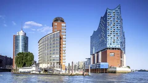 Auf unserer Studienreise bestaunen wir die spektakuläre Architektur der Elbphilharmonie in Hamburgs Hafencity bei einer Hafenrundfahrt auf der Elbe.