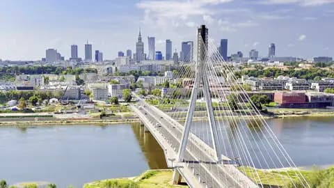 Auf unserer Eventreise genießen wir den atembraubenden Ausblick auf die Skyline von Warschau.