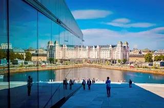 Es ist die Oper in Oslo zu sehen, die sich in der Glasscheibe eines anderen, neuen Gebäudes spiegelt.