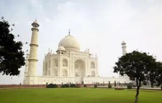 Der Garten des Taj Mahal mit Blick auf das monumentale Gebäude.
