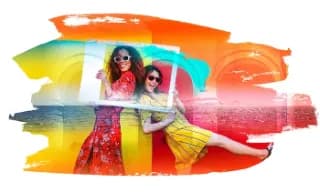 Eine Bildkollage mit zwei lachenden Frauen mit Sonnenbrillen, die vor einem gelben und orangenen Hintergrund durch einen Bilderrahmen schauen.