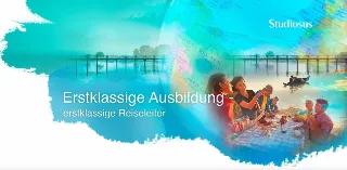 Eine Bildkollage von einer Reiseleiterin und Reisenden, die zusammen eine Mahlzeit vor einer malerischen Landschaft genießen.