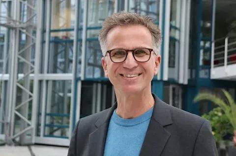 Dr. Frano Ilic, der Pressesprecher der Studiosus-Gruppe, lächelt in die Kamera.