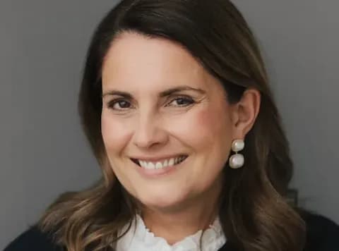 Conny Petry, die neue Leiterin des Reisebürovertriebs der Studiosus-Gruppe, lächelt in die Kamera.