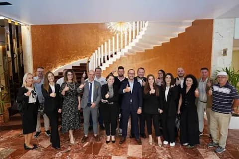 Es ist ein großes Gruppenfoto mit Tony Reyhanloo, dem Head of Corporate Responsibility bei der Studiosus-Gruppe, zu sehen - während eines Child Safeguarding Workshop in Albanien mit ECPAT Albania und Partneragentur Albtours D.