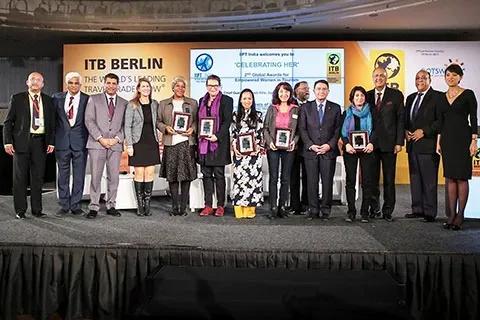 Preisverleihung auf der ITB Berlin mit verschiedenen Teilnehmern.