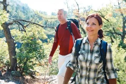 Ein Paar wandert in der Natur.